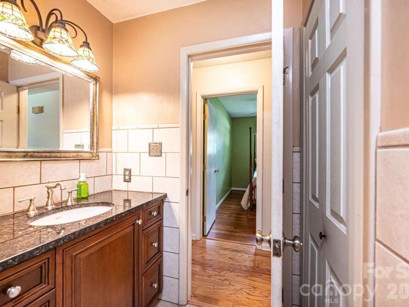 315 Shannonbrook Drive, Newton, NC 28658.  MLS# CAR4388332, YatesRealty ID 28952. Full Hall Bath