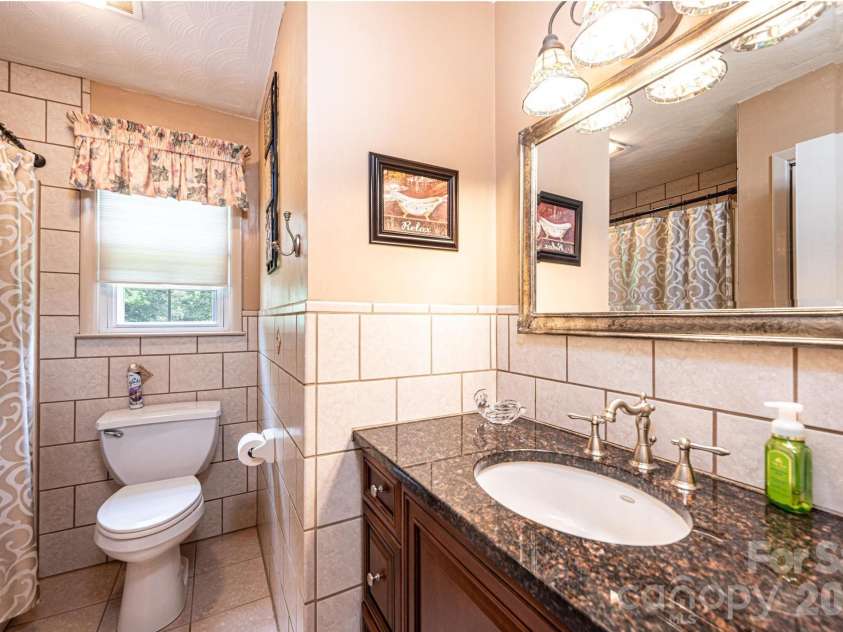 315 Shannonbrook Drive, Newton, NC 28658.  MLS# CAR4388332, YatesRealty ID 28952. Full Hall Bath