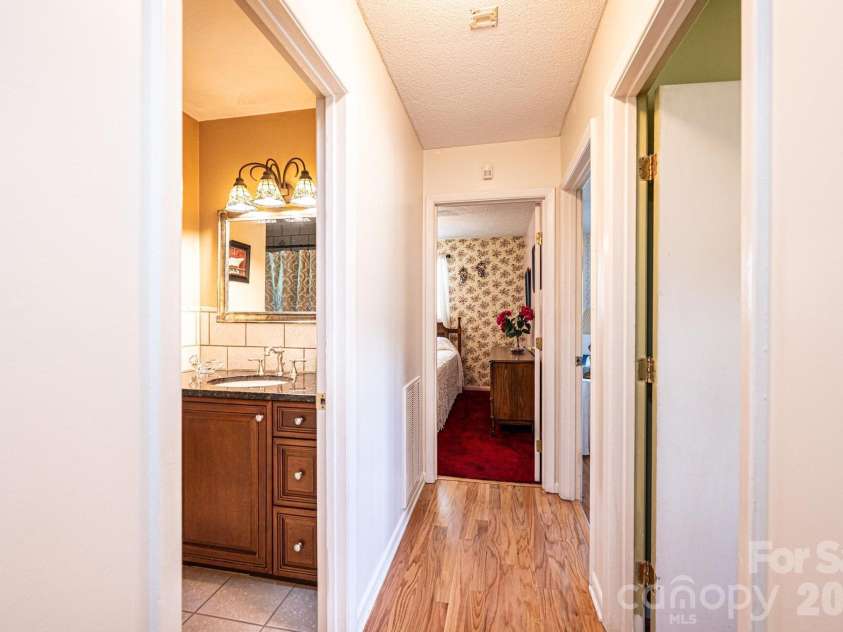 315 Shannonbrook Drive, Newton, NC 28658.  MLS# CAR4388332, YatesRealty ID 28952. Hallway