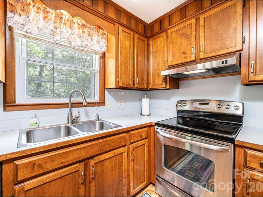315 Shannonbrook Drive, Newton, NC 28658.  MLS# CAR4388332, YatesRealty ID 28952. Kitchen
