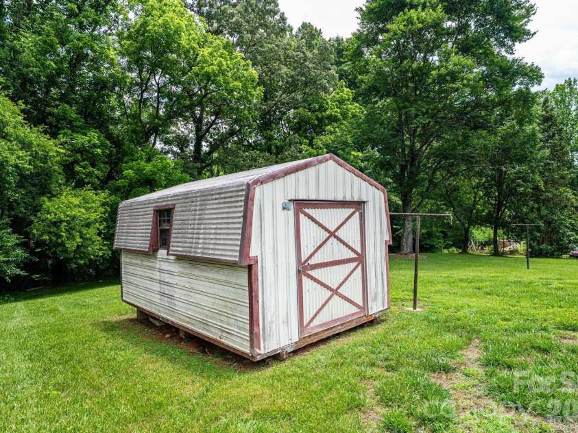 315 Shannonbrook Drive, Newton, NC 28658.  MLS# CAR4388332, YatesRealty ID 28952. Outbuilding