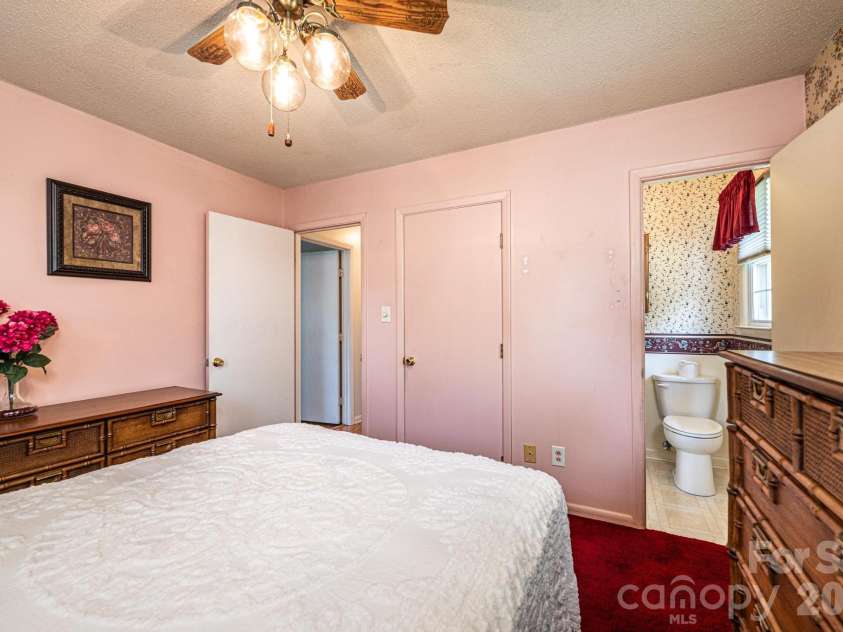 315 Shannonbrook Drive, Newton, NC 28658.  MLS# CAR4388332, YatesRealty ID 28952. Primary BR