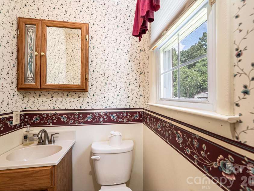 315 Shannonbrook Drive, Newton, NC 28658.  MLS# CAR4388332, YatesRealty ID 28952. Primary Half Bath