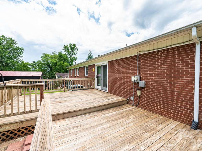 315 Shannonbrook Drive, Newton, NC 28658.  MLS# CAR4388332, YatesRealty ID 28952. Rear Decks