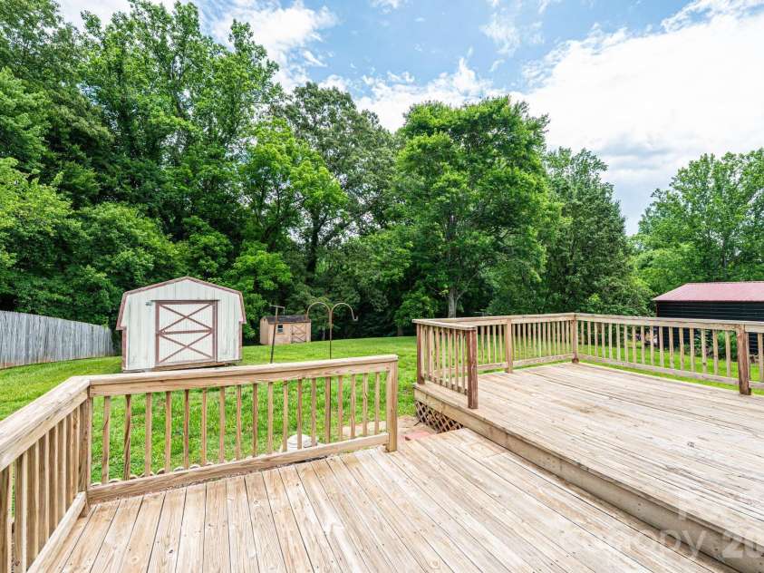 315 Shannonbrook Drive, Newton, NC 28658.  MLS# CAR4388332, YatesRealty ID 28952. Rear Decks