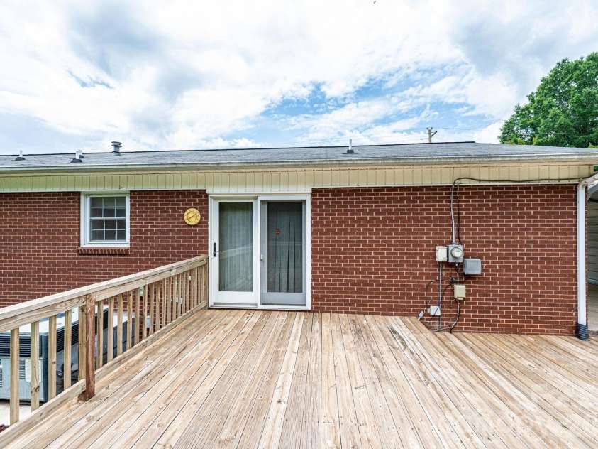 315 Shannonbrook Drive, Newton, NC 28658.  MLS# CAR4388332, YatesRealty ID 28952. Rear Decks