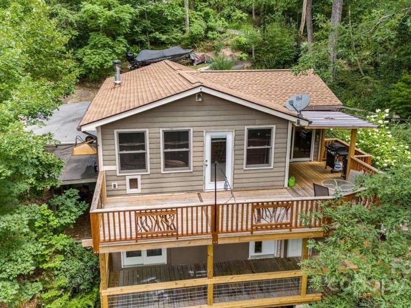 695 Huckleberry Mountain Road, Hendersonville, NC 28792.  MLS# CAR4281745, YatesRealty ID 28959. Deck space