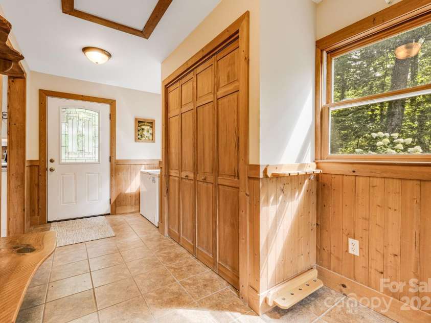 695 Huckleberry Mountain Road, Hendersonville, NC 28792.  MLS# CAR4281745, YatesRealty ID 28959. Foyer/mud room