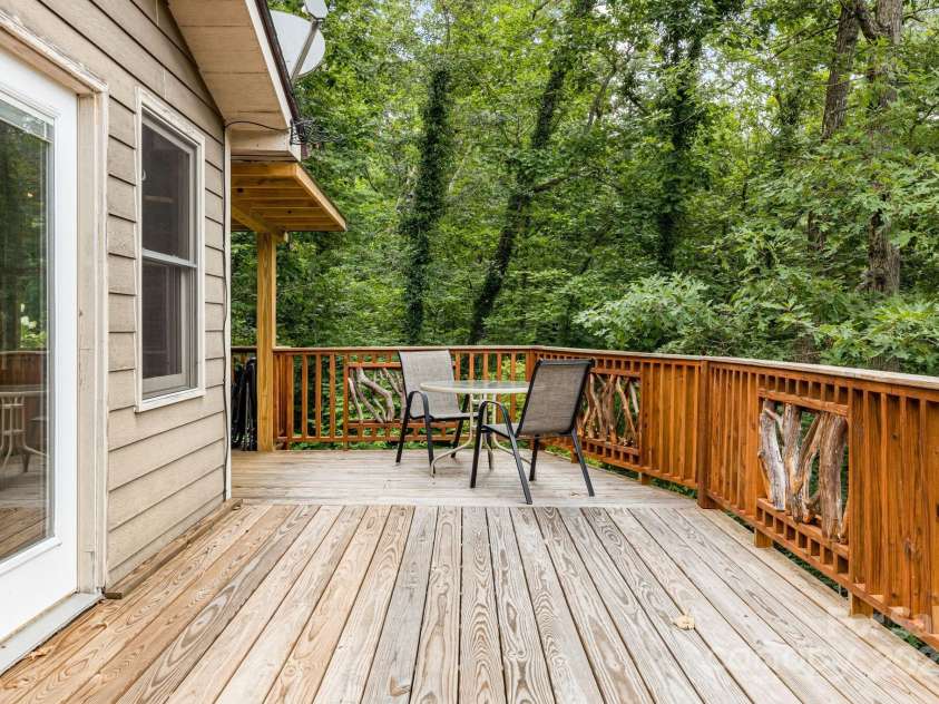 695 Huckleberry Mountain Road, Hendersonville, NC 28792.  MLS# CAR4281745, YatesRealty ID 28959. Upper Deck