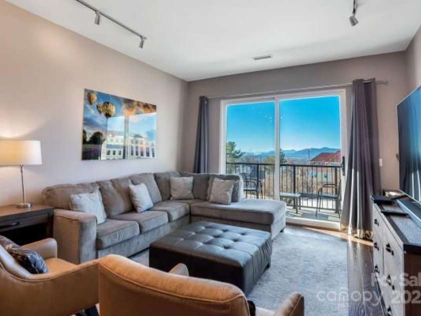 45 Asheland Avenue, Asheville, NC 28801.  MLS# CAR4238176, YatesRealty ID 2896. 