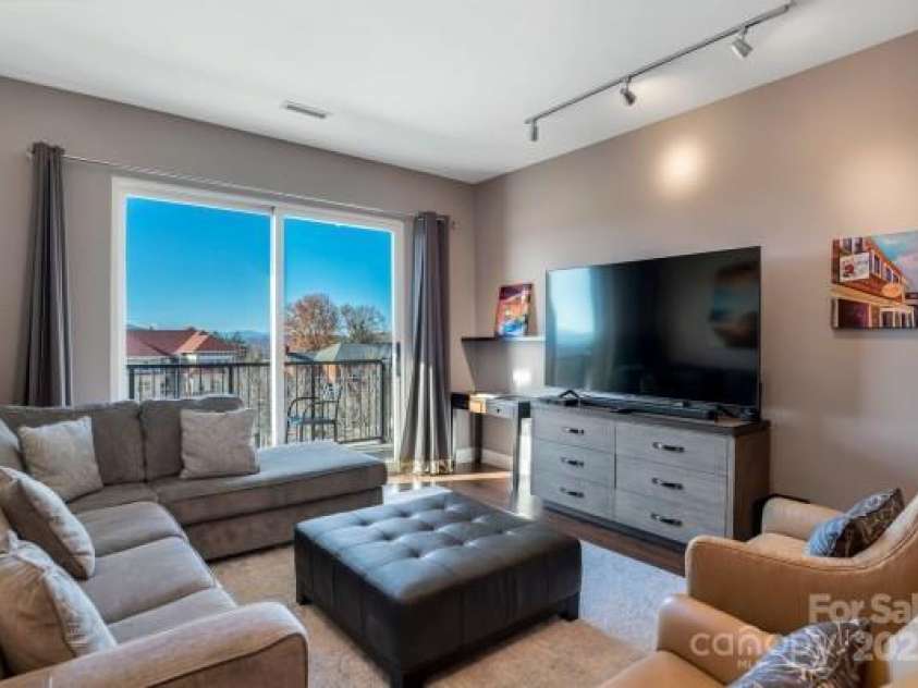 45 Asheland Avenue, Asheville, NC 28801.  MLS# CAR4238176, YatesRealty ID 2896. 