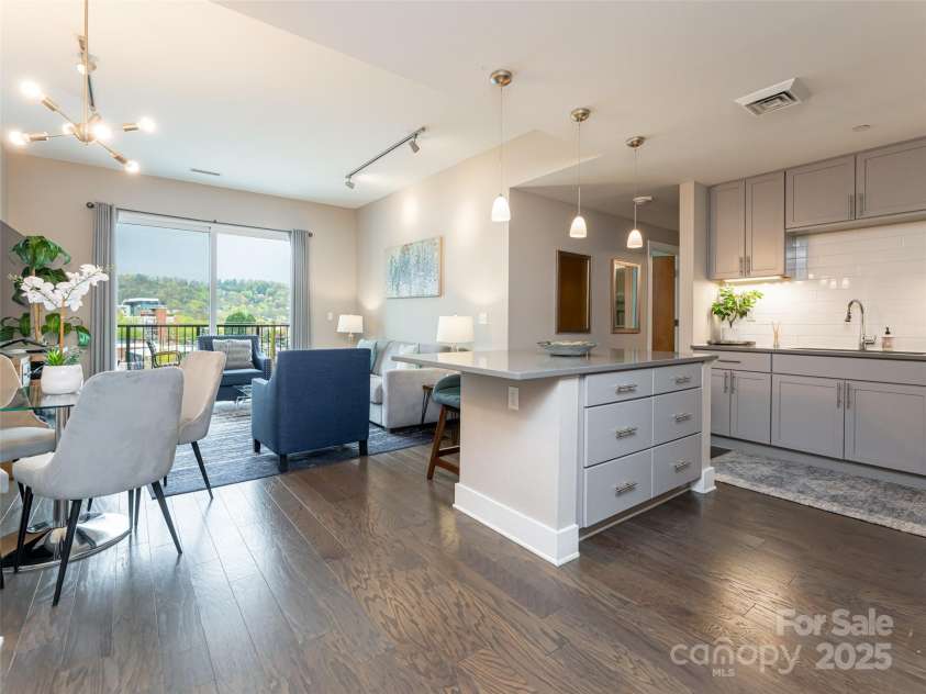 45 Asheland Avenue, Asheville, NC 28801.  MLS# CAR4247398, YatesRealty ID 2896. 