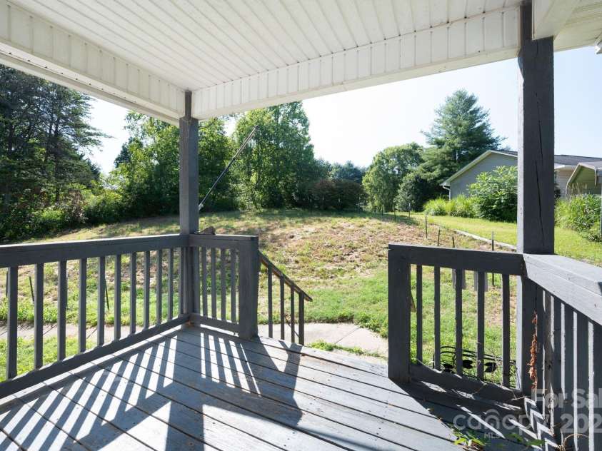 42 Anna Glenn Lane, Weaverville, NC 28787.  MLS# CAR4269501, YatesRealty ID 28961. 