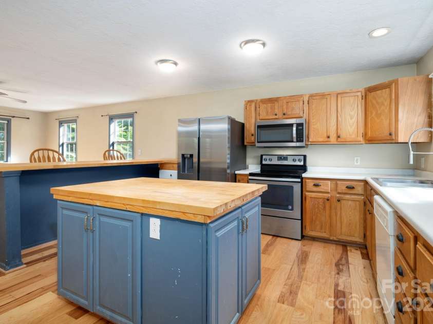42 Anna Glenn Lane, Weaverville, NC 28787.  MLS# CAR4269501, YatesRealty ID 28961. 