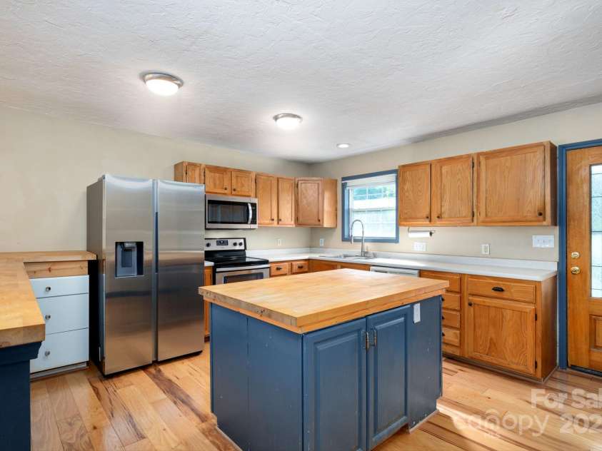 42 Anna Glenn Lane, Weaverville, NC 28787.  MLS# CAR4269501, YatesRealty ID 28961. 
