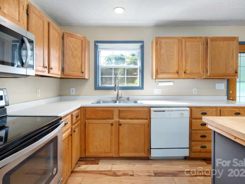 42 Anna Glenn Lane, Weaverville, NC 28787.  MLS# CAR4269501, YatesRealty ID 28961. 
