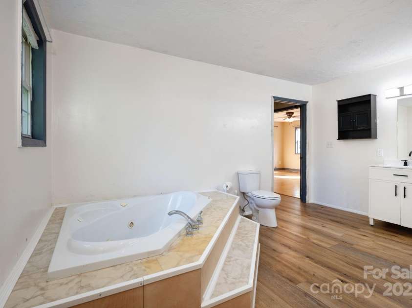 42 Anna Glenn Lane, Weaverville, NC 28787.  MLS# CAR4269501, YatesRealty ID 28961. 