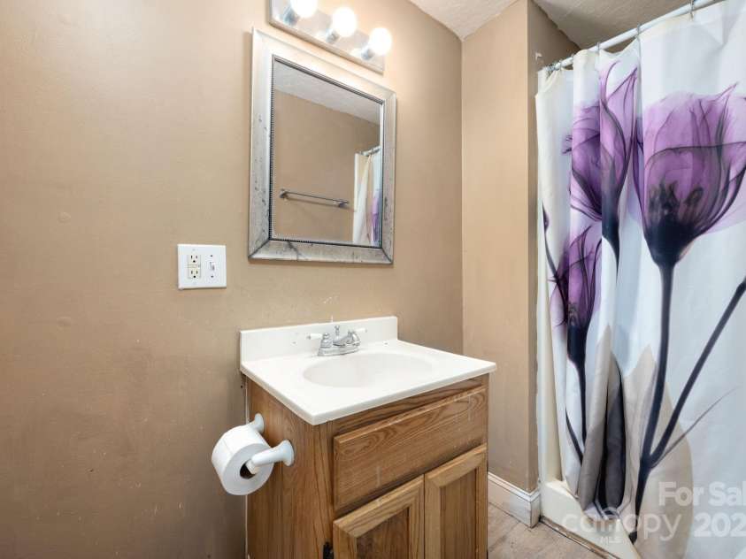 42 Anna Glenn Lane, Weaverville, NC 28787.  MLS# CAR4269501, YatesRealty ID 28961. 