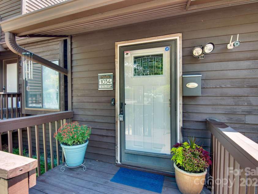 1034 Center Street, Hickory, NC 28601.  MLS# CAR4276132, YatesRealty ID 28963. 