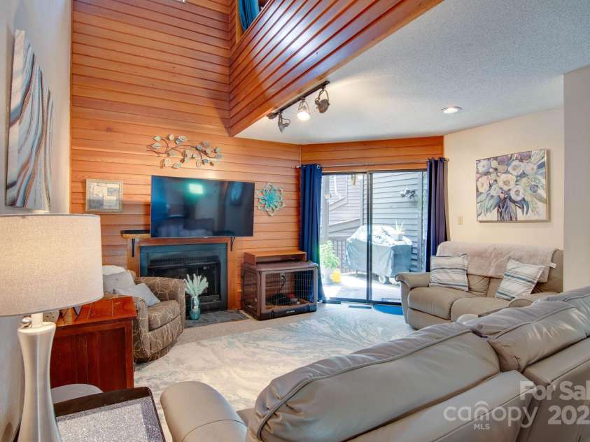 1034 Center Street, Hickory, NC 28601.  MLS# CAR4276132, YatesRealty ID 28963. 