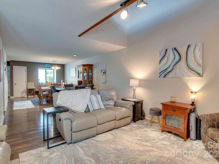 1034 Center Street, Hickory, NC 28601.  MLS# CAR4276132, YatesRealty ID 28963. 