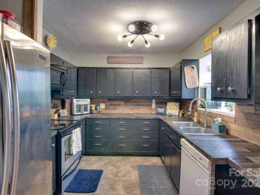 1034 Center Street, Hickory, NC 28601.  MLS# CAR4276132, YatesRealty ID 28963. 