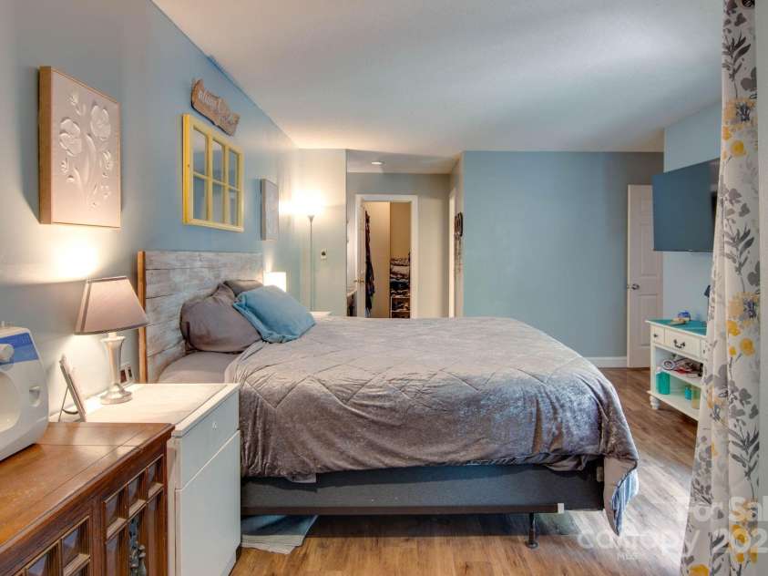 1034 Center Street, Hickory, NC 28601.  MLS# CAR4276132, YatesRealty ID 28963. 