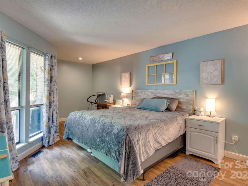 1034 Center Street, Hickory, NC 28601.  MLS# CAR4276132, YatesRealty ID 28963. 