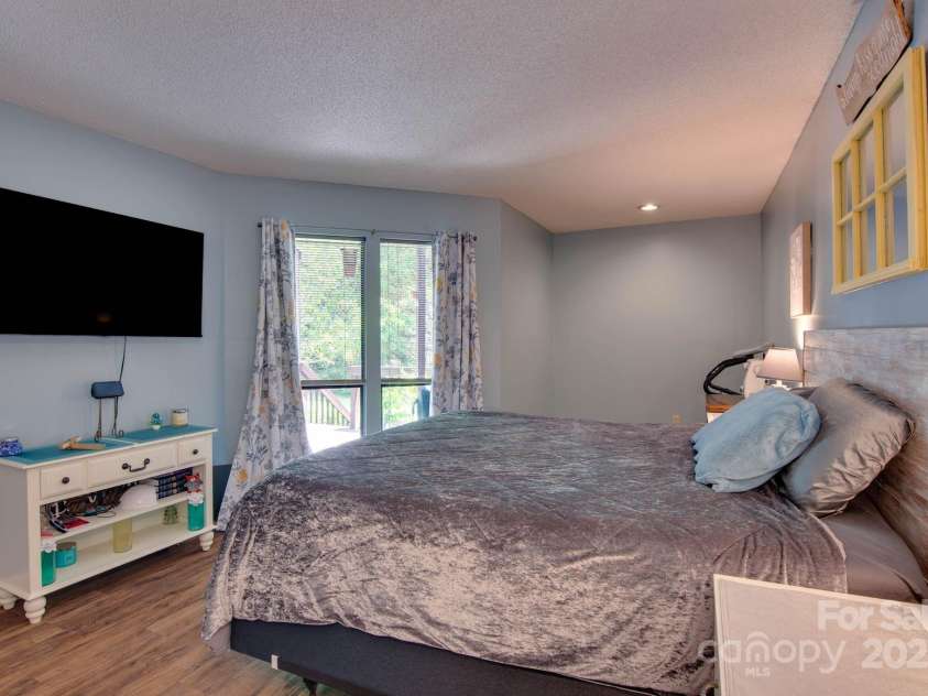 1034 Center Street, Hickory, NC 28601.  MLS# CAR4276132, YatesRealty ID 28963. 