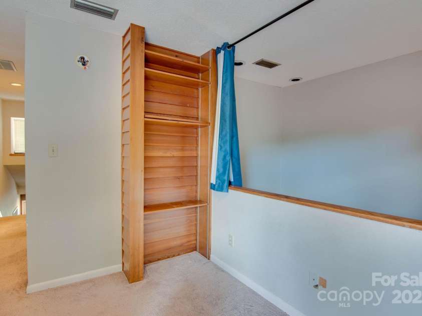 1034 Center Street, Hickory, NC 28601.  MLS# CAR4276132, YatesRealty ID 28963. 