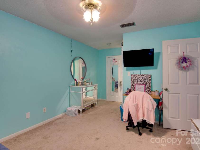 1034 Center Street, Hickory, NC 28601.  MLS# CAR4276132, YatesRealty ID 28963. 