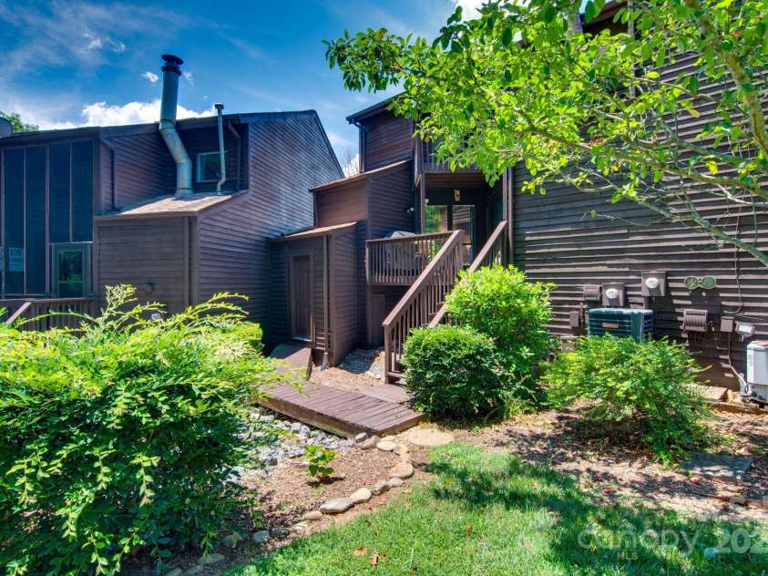 1034 Center Street, Hickory, NC 28601.  MLS# CAR4276132, YatesRealty ID 28963. 