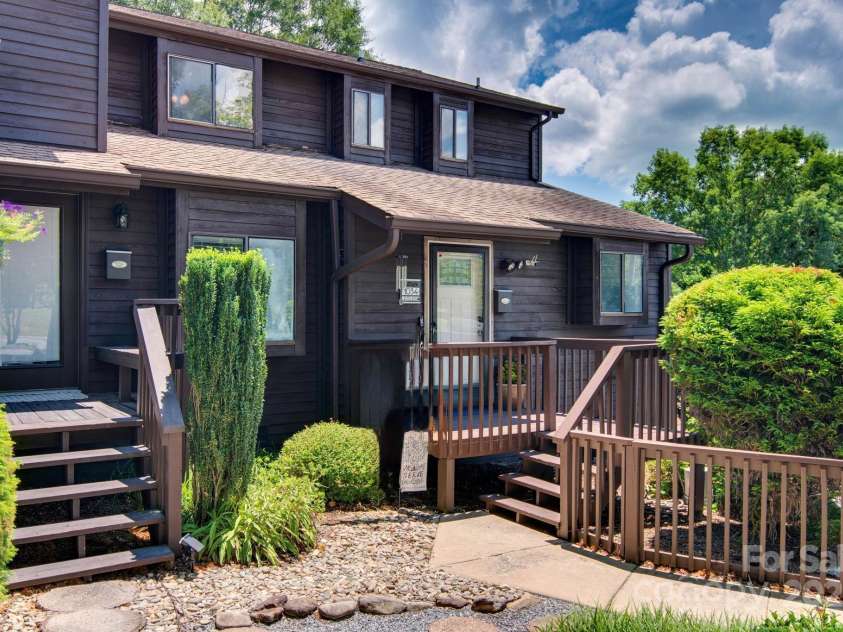 1034 Center Street, Hickory, NC 28601.  MLS# CAR4276132, YatesRealty ID 28963. 