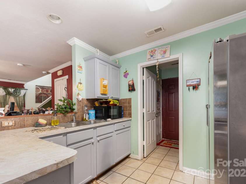 5448 Wyalong Drive, Charlotte, NC 28227.  MLS# CAR4275407, YatesRealty ID 28968. 