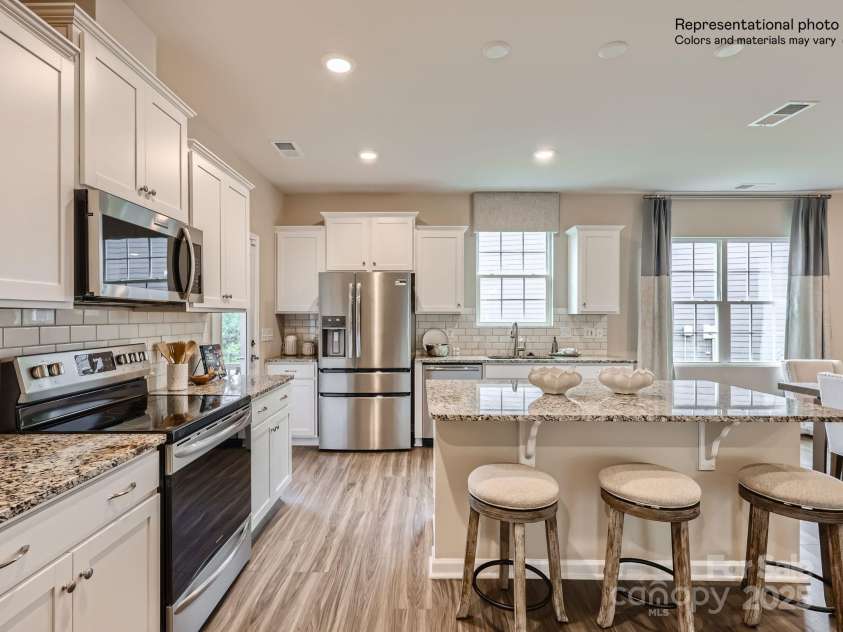 225 Runner Stone Lane, Fort Mill, SC 29715.  MLS# CAR4275273, YatesRealty ID 28970. Kitchen