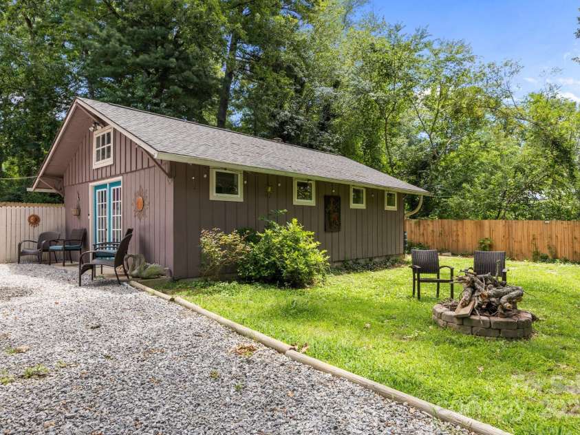 313 Chadwick Avenue, Hendersonville, NC 28792.  MLS# CAR4281374, YatesRealty ID 28973. Apartment with side yard