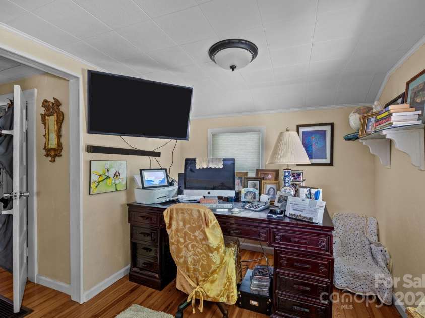 313 Chadwick Avenue, Hendersonville, NC 28792.  MLS# CAR4281374, YatesRealty ID 28973. Main House office nook