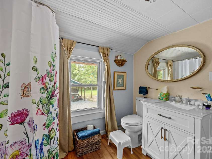 313 Chadwick Avenue, Hendersonville, NC 28792.  MLS# CAR4281374, YatesRealty ID 28973. Main House upper level bathroom