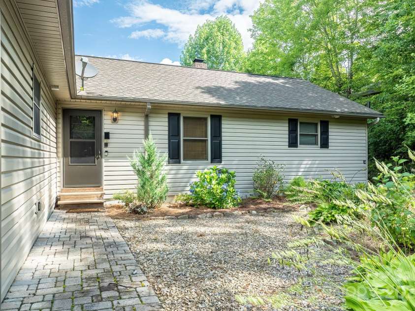 188 Blue Ridge Overlook Drive, Brevard, NC 28712.  MLS# CAR4283263, YatesRealty ID 28975. 