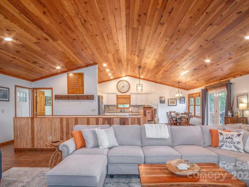 188 Blue Ridge Overlook Drive, Brevard, NC 28712.  MLS# CAR4283263, YatesRealty ID 28975. 