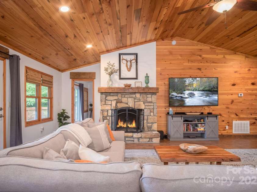 188 Blue Ridge Overlook Drive, Brevard, NC 28712.  MLS# CAR4283263, YatesRealty ID 28975. 