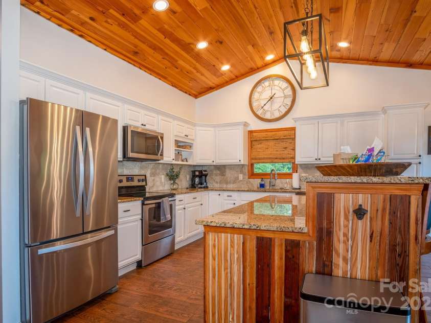 188 Blue Ridge Overlook Drive, Brevard, NC 28712.  MLS# CAR4283263, YatesRealty ID 28975. 