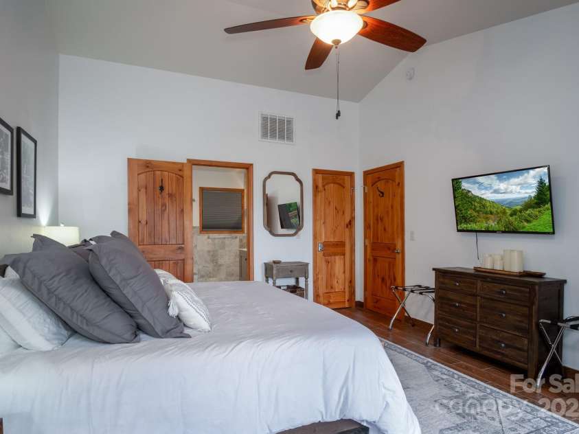 188 Blue Ridge Overlook Drive, Brevard, NC 28712.  MLS# CAR4283263, YatesRealty ID 28975. 