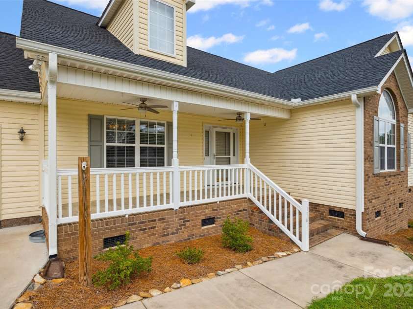 1961 Williford Woods Lane, Rock Hill, SC 29730.  MLS# CAR4283961, YatesRealty ID 28976. 