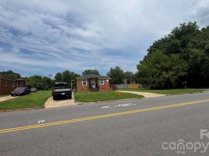 1661 &1665 Montana Drive, Charlotte, NC 28216.  MLS# CAR4390951, YatesRealty ID 28977. 