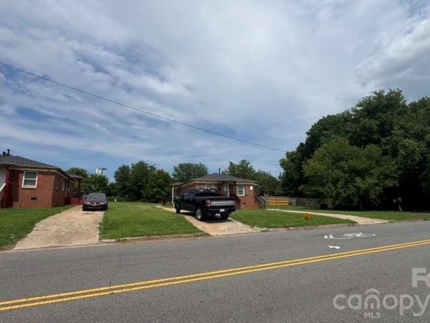 1661 &1665 Montana Drive, Charlotte, NC 28216.  MLS# CAR4390951, YatesRealty ID 28977. 
