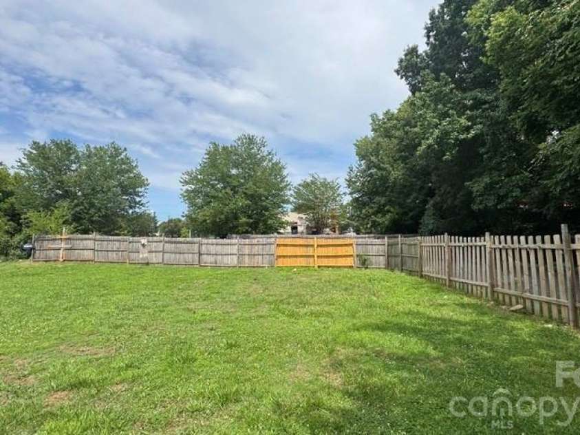 1661 &1665 Montana Drive, Charlotte, NC 28216.  MLS# CAR4390951, YatesRealty ID 28977. 