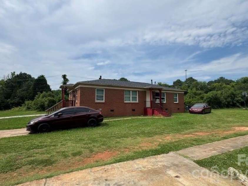 1661 &1665 Montana Drive, Charlotte, NC 28216.  MLS# CAR4390951, YatesRealty ID 28977. 