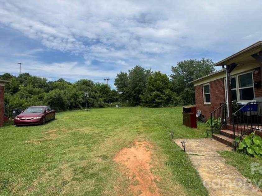 1661 &1665 Montana Drive, Charlotte, NC 28216.  MLS# CAR4390951, YatesRealty ID 28977. 