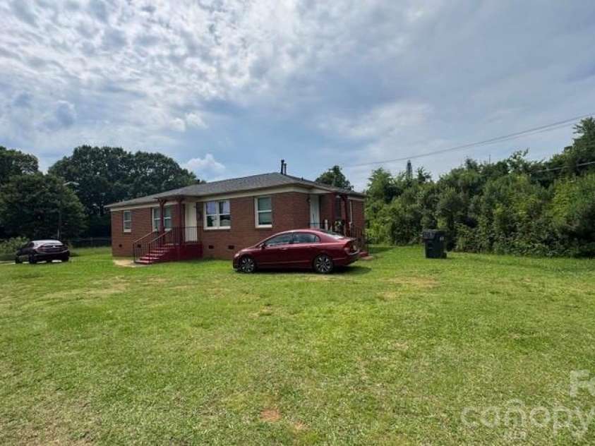 1661 &1665 Montana Drive, Charlotte, NC 28216.  MLS# CAR4390951, YatesRealty ID 28977. 